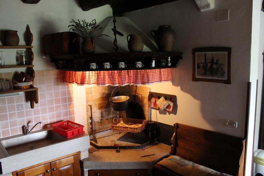 Apartments Mestri Groznjan Room photo
