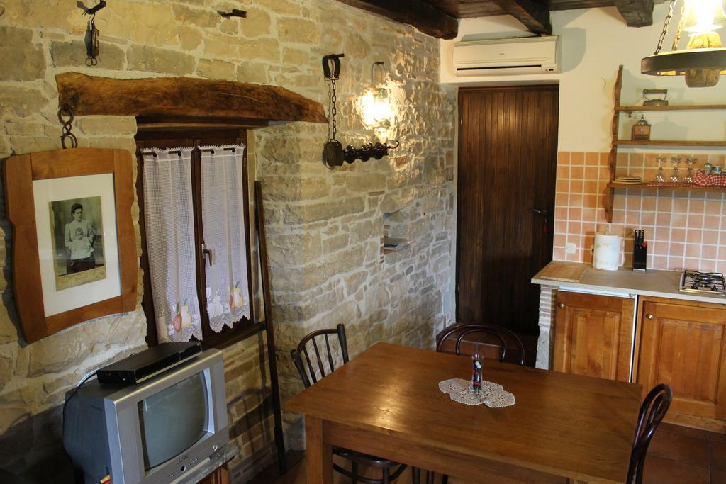 Apartments Mestri Groznjan Room photo