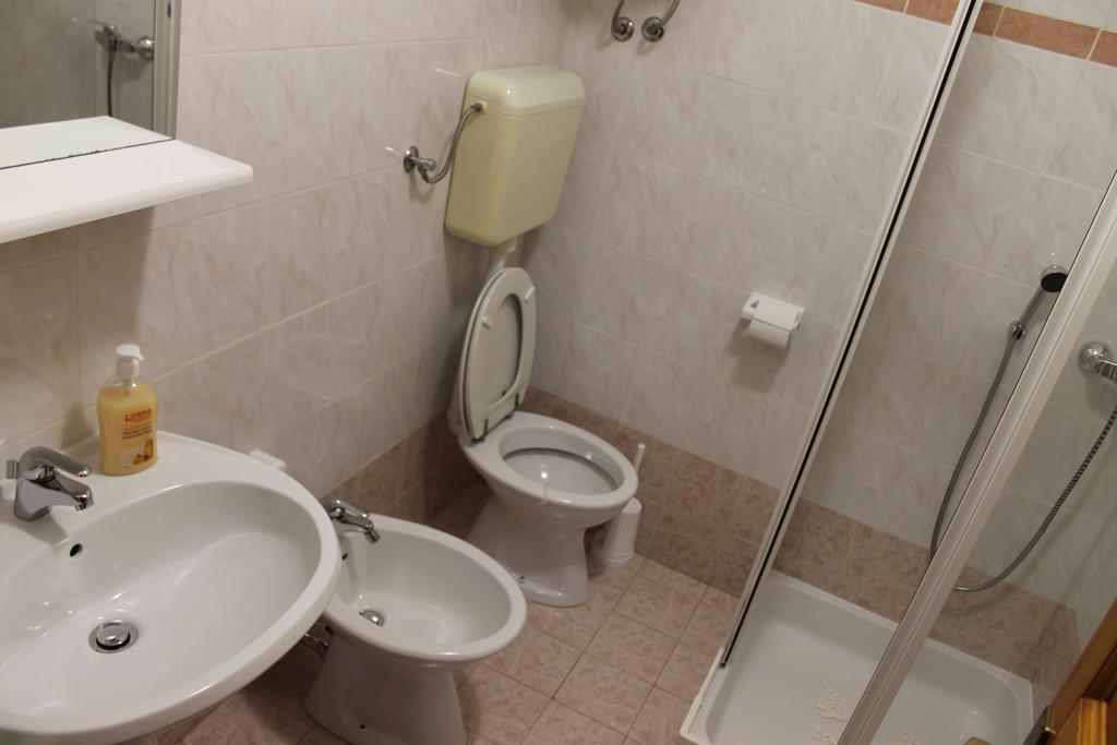 Apartments Mestri Groznjan Room photo
